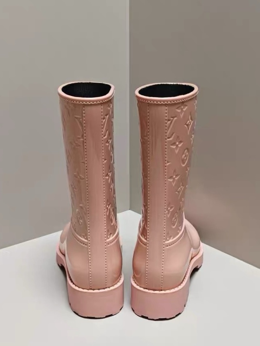 ❌sold❌🚩steal Louis Vuitton Pale Pink Monogram Rain Boots for Women - Picture 3 of 5